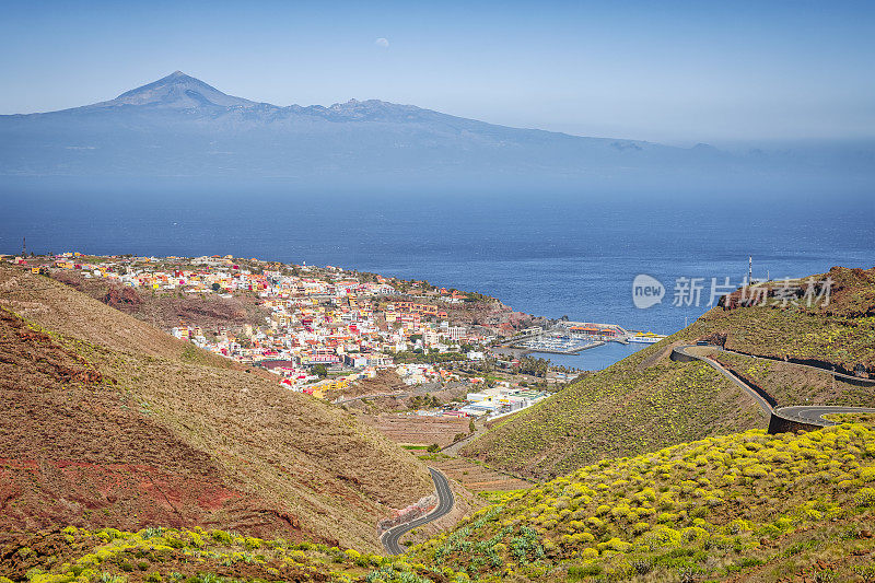 圣克鲁兹德特内里费省的拉戈梅拉和地平线上的特内里费的Pico de Teide -西班牙